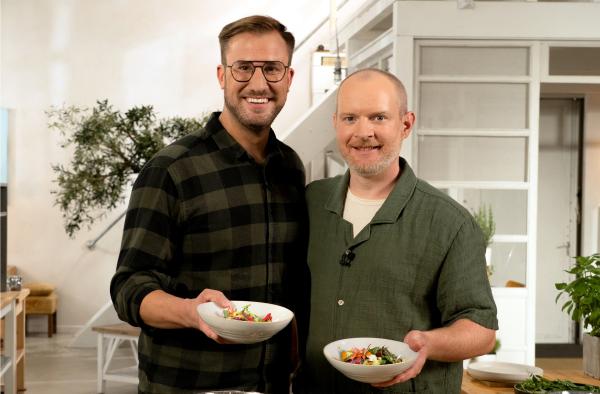 Bild 1 von 1: Der Nürnberger Sternekoch Felix Schneider (re.) bereitet Kartoffeln mit Buttermilch-Vinaigrette sowie Kräutern, Blüten und Gemüse aus dem eigenen Garten zu. Spitzenkoch Sören zeigt, wie das schwäbische Heimatgericht Maultaschen geht. Zum Abschluss kreieren die beiden gemeinsam Ravioli mit Eigelbfüllung.