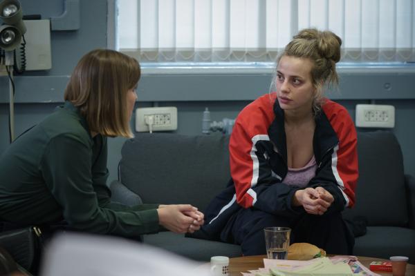 Bild 1 von 7: Nicoletta (Eleonora Romandini, l.) vom britischen Konsulat in Mailand wird für Chloe (Nadia Parkes, r.) zu einer wichtigen Vertrauensperson.