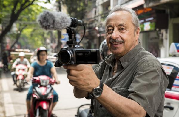 Bild 1 von 2: Das Leben von Wolfgang Stumph ist und bleibt seit Jahrzehnten rastlos und voller Arbeitswut. Im Porträt radelt der Kabarettist und Schauspieler durch sein geliebtes Dresden und in Berlin zu wichtigen Orten seines künstlerischen Schaffens wie Semperoper, Frauenkirche, Reichstag oder entlang des Elbufers. Mit all diesen Orten verknüpfen sich künstlerische Projekte, die bei Wolfgang Stumph immer einen biografischen, recht privaten Bezug haben.  Eine ostdeutsche Lebensgeschichte, die vom Kampf bestimmt ist: vom Flüchtlingskind zum Volksschauspieler. Zeitlebens ein Einzelkämpfer um Anerkennung, Liebe und die Verwirklichung seines Traums: einem gleichberechtigten Miteinander von Ost und West in einem gemeinsamen Land.