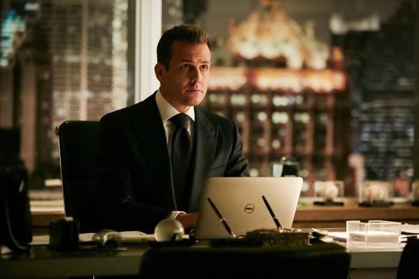 Bild 1 von 2: Harvey (Gabriel Macht) muss mit der Staatsanwältin verhandeln, die einen Prozess gegen ihn wegen seiner Verwicklung in Mikes Betrug eingeleitet hat. Sein Ruf und seine berufliche Existenz stehen auf dem Spiel.