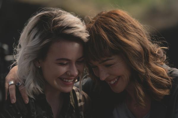 Bild 1 von 3: Issie (Macey Chipping, l.) und ihre Mutter Amanda (Laura Patch, r.) können wieder gemeinsam lachen, nachdem Issie bei einer öffentlichen Veranstaltung von der Chefin des Konzerns Hexronn bloßgestellt wurde.© ZDF/Matt Klitscher - Honorarfreie Verwendung gemäß AGB im redaktionellen Zusammenhang mit genannter Sendung bei Nennung \