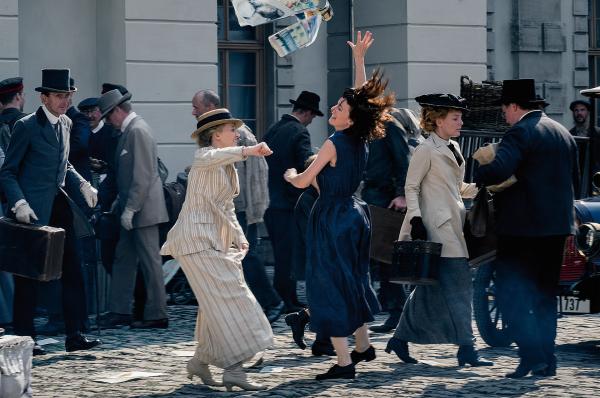Bild 1 von 10: Dörte Helm (Anna Maria Mühe, l.) und Gunta Stölzl (Valerie Pachner, r.) versuchen Zeichnungen einzufangen, die der Wind verweht.