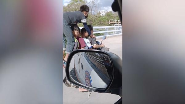 Bild 1 von 3: Ziemlich junge Mitfahrer - in Deutschland hingegen liegt das Mindestalter für das Steuern eines Motorrollers bei 15 Jahren.