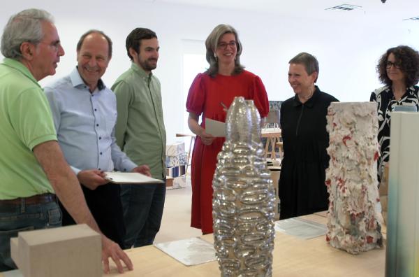 Bild 1 von 3: Vier Juroren aus ganz Europa beraten in Höhr-Grenzhausen, wer die Preisträgerinnen und Preisträger des 15. Westerwaldpreises werden.