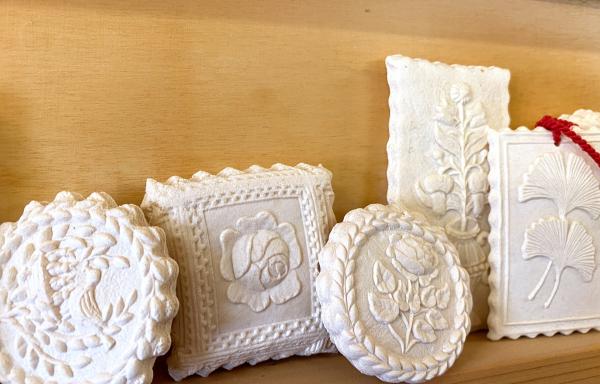 Bild 1 von 3: Leonhard Angele schnitzt kunstvolle Model - Formen, Plätzchenformen. Seine Frau Waltraud backt damit Aniskekse, die traditionellen Springerle.