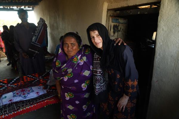 Bild 1 von 6: Im Bild: Aansoo Kohli und Rosa Lyon: Aansoo Kohli hat eine Schule in ihrem Viehstall gegründet. Mittlerweile umfasst die inklusive Schule 90 Stufen plus Kindergartengruppe und insgesamt 500 Kinder.