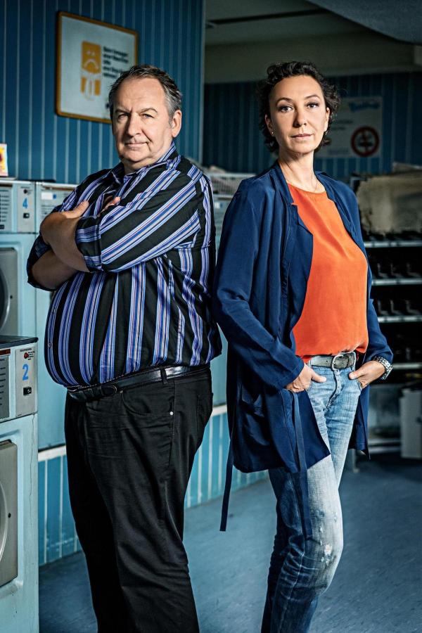 Bild 1 von 21: Im Bild: Wolf Bachofner (Franitschek), Ursula Strauss (Angelika Schnell).