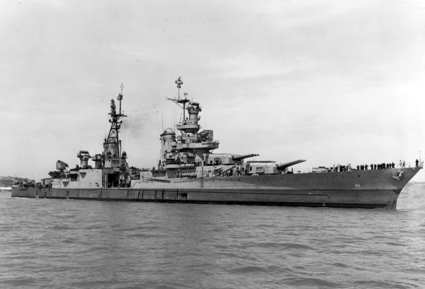 Bild 1 von 13: Im Bild: Die USS Indianapolis am 10. Juli 1945 vor der Küste Kaliforniens - 20 Tage vor ihrer der Versenkung.