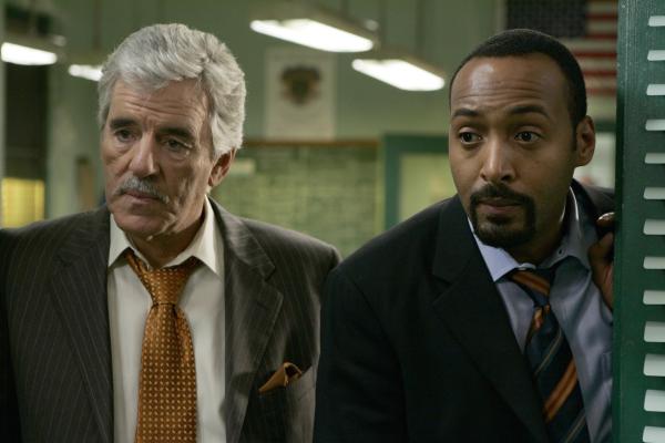 Bild 1 von 8: (l-r) Dennis Farina as Joe Fontana, Jesse L. Martin as Detective Ed Green -- NBC
