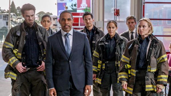 Bild 1 von 45: Im Bild (v.li.): Grey Damon (Jack Gibson), Barrett Doss (Victoria Hughes), Jason George (Dr. Ben Warren), Jay Hayden (Travis Montgomery), Jaina Lee Ortiz (Andy Herrera), Danielle Savre (Maya Bishop).