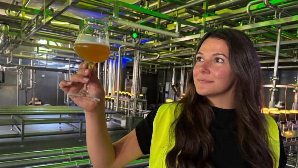 Bild 1 von 2: Sina hat an der Hochschule Weihenstephan Brau- und Getränketechnologie im Bachelor studiert und dann an der TU München am Standort Weihenstephan ein Masterstudium absolviert. Sie ist Qualitätsmanagerin in der Brauerei Weihenstephan.