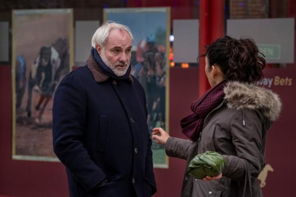 Bild 1 von 4: Eve (Sandra Oh) wurde aufgetragen, ein deponiertes Paket an sich zu nehmen. Als daraufhin plötzlich Konstantin (Kim Bodnia) auftaucht, ist sie skeptisch. Was hat Konstantin vor?