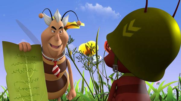 Bild 1 von 5: Der Richter zeigt Paul die Urkunde.