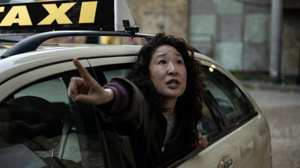 Bild 1 von 3: Eve (Sandra Oh) nimmt in Berlin die Verfolgung auf. Als die Spur jedoch plötzlich kalt wird, setzt Eve alles auf eine Karte.