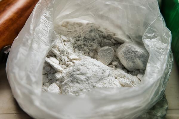 Bild 1 von 4: Das Endprodukt: Je weißer das Pulver, desto höher ist der Reinheitsgrad.