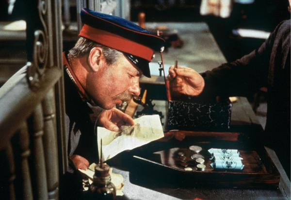 Bild 1 von 2: Wilhelm Voigt (Heinz Rühmann) weiß inzwischen, dass es im Rathaus von Köpenick keine Passstelle gibt. Sein unglaublicher Handstreich ist damit fehlgeschlagen.