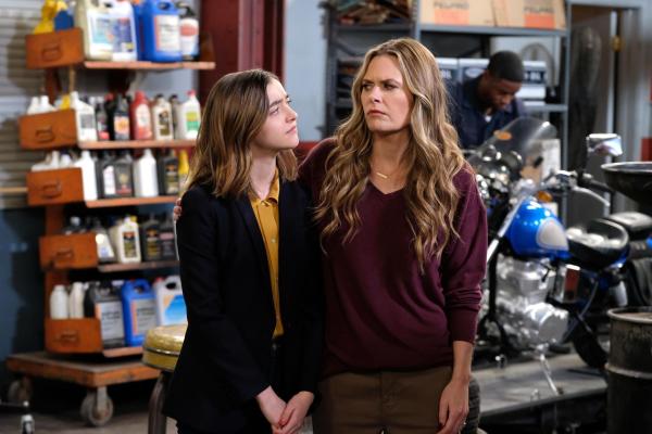 Bild 1 von 17: Nicole (Ashley Boettcher, l.); Kay (Maggie Lawson, r.)