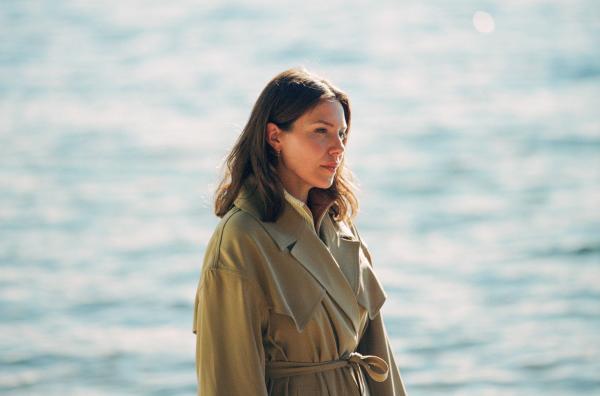 Bild 1 von 5: Sophia (Magalie Lépine-Blondeau) entscheidet sich, ihre Langzeitbeziehung aufgrund ihrer Affäre zu beenden.