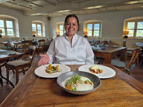 Bild 1 von 26: Sarmeela Rupietta, Restaurantleiterin und Wirtin der Fährhütte, stellt das 3 Gang Menü vor.