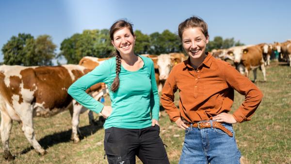 Bild 1 von 3: Checkerin Marina ist zu Besuch bei Landwirtin Franzi. Diese zeigt Marina ihren Bauernhof, die Tiere und Weiden.
