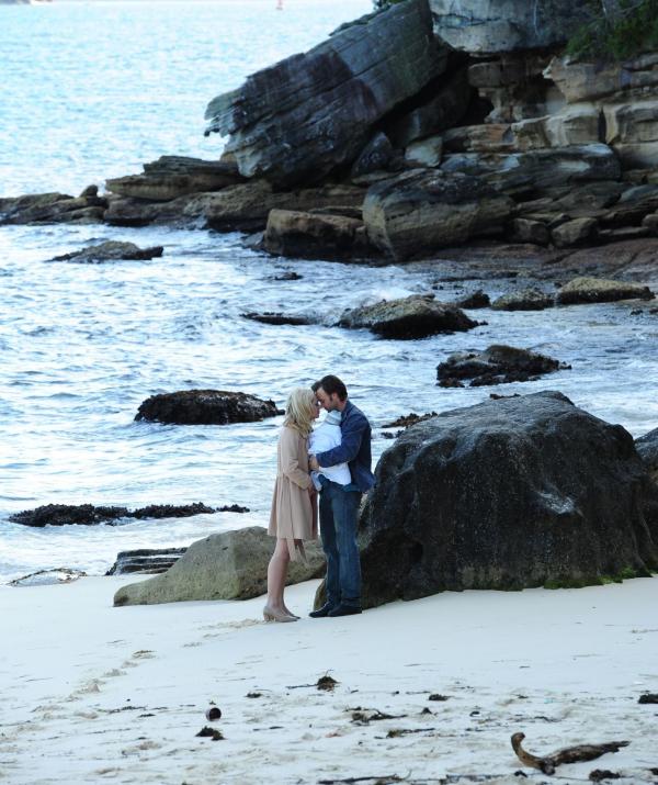 Bild 1 von 4: Joan (Jessica Marais, l.); Jim (Matthew Le Nevez, r.)