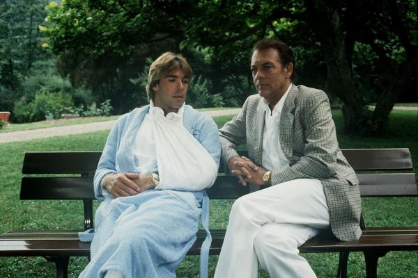 Bild 1 von 1: Klaus Brinkmann (Klausjürgen Wussow, r.) versucht, Udo (Sascha Hehn, l.) über seine Depressionen hinweg zu helfen.