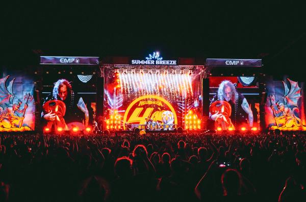Bild 1 von 3: Helloween sind auf den größten Bühnen der weltweiten Metal-Szene unterwegs. 2026 spielte die Formation nun endlich auch ihre langersehnte Premiere vor 50.000 Fans auf der Main Stage des Summer Breeze Open Airs.