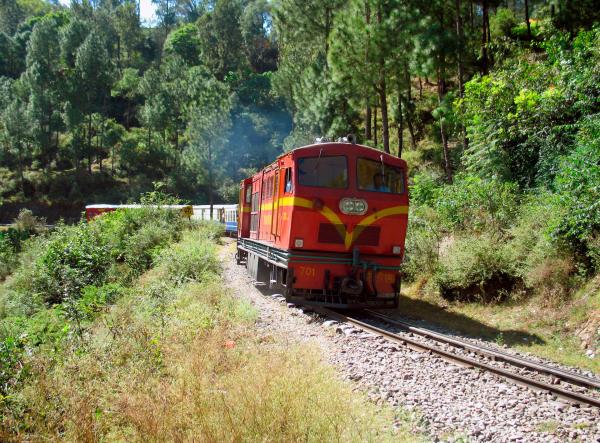 Bild 1 von 4: Auf knapp 100 km durch die spektakuläre Gebirgslandschaft in den Ausläufern des Himalaya klettert die Kalka-Shimla-Bahn rund 1.500 Meter in die Höhe, dabei passiert sie 103 Tunnels, fährt über 864 Brücken und durch 919 Kurven.