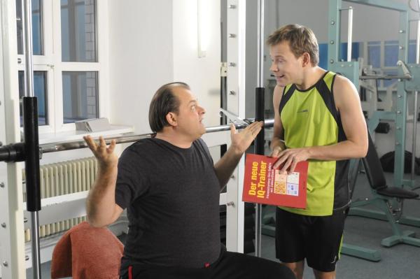 Bild 1 von 3: Markus (l.) kommt ins Fitness-Studio, um seine Muskeln zu stählen, muss dort aber schmerzlich erfahren, dass sein Gehirnmuskel der am wenigsten trainierte ist ...