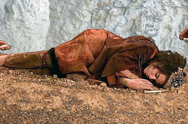 Bild 1 von 6: In Ligurien wurde das Grab der Frau von Cavillon entdeckt, die vor 24.000 Jahren im Alter von 37 Jahren starb. Für ihre Reise ins Jenseits wurde sie mit einem Totenkopfschmuck versehen, verziert mit Muscheln und Hirscheckzähnen. (nachgestellte Szene)