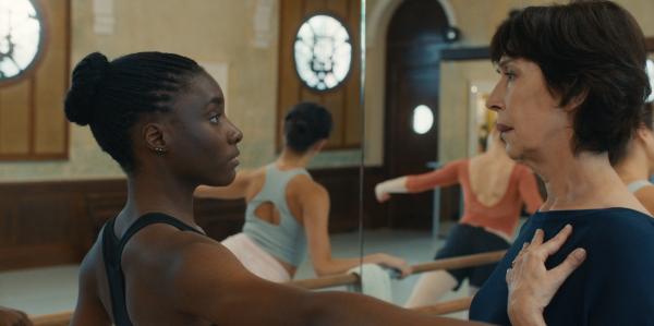 Bild 1 von 5: Flora (Suzy Bemba, l.) und die anderen Tänzer haben genug. Sie wollen, dass Diane (Anne Alvaro, r.) als Intendantin zurücktritt.