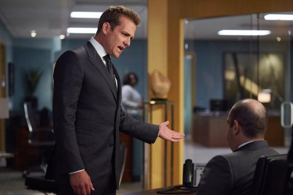 Bild 1 von 2: Jessicas Weggang aus der Kanzlei belastet Harvey (Gabriel Macht, l.).  Er kann diesen Verlust schwer akzeptieren und mit der neuen Situation schlecht umgehen, was Louis (Rick Hoffmann) zu spüren bekommt.
