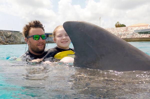 Bild 1 von 6: Delfintherapie mit Therapeut Markus Mesing und Patientin Helena