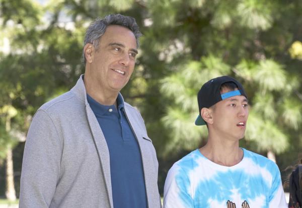 Bild 1 von 8: Douglas Fogerty (Brad Garrett, l.); Miggy Park (Jake Choi, r.)