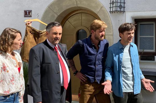 Bild 1 von 20: Im Bild (v.li.): Josephine Bloéb (Olivia), Harald Schrott (Gernkönig), Fabian Schiffkorn (Georg Heindl), Stefan Pohl (Konstantin Zeller).