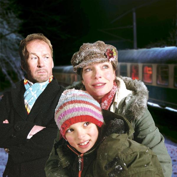 Bild 1 von 1: Im Bild: Das Noch-Ehepaar Sina (Aglaia Szyszkowitz) und Carl (Ulrich Noethen) mit ihrem gemeinsamen Sohn Felix (Moritz Basilico) vor dem stecken gebliebenen Zug.