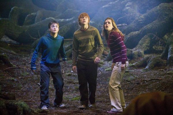 Bild 1 von 14: Fudge hat eine neue Dozentin für das Fach Verteidigung berufen: die heuchlerische Dolores Umbridge. Mit ihrer Hilfe will er die Hogwarts-Schüler (v.l.n.r.: Daniel Radcliffe, Rupert Grint, Emma Watson) besser überwachen - vor allem natürlich Harry ...