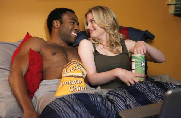 Bild 1 von 11: Troy Barnes (Donald Glover, l.); Britta Perry (Gillian Jacobs, r.)