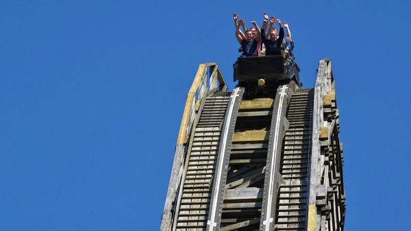 Bild 1 von 2: Auf der Holzachterbahn \