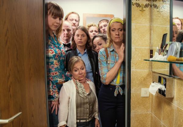 Bild 1 von 3: beste Freundin Doro (ChrisTine Urspruch, vorne), Heike Schäffer (4.v.r.), Johanna Traube (Angelika Bartsch, 3.v.r.), Dietmar Schäffer (Bjarne Mädel, 2.v.r.) und Sophie Haas (Caroline Peters, r.) sind schockiert.
