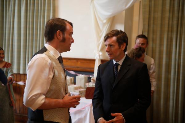 Bild 1 von 4: In einem Gespräch entschuldigt sich Inspektor Morse (Shaun Evans, r.) bei dem Bräutigam Jim Strange (Sean Rigby, l.), ihn als sein Trauzeuge im Stich gelassen zu haben. Doch was konnte wichtiger sein als die Hochzeit?