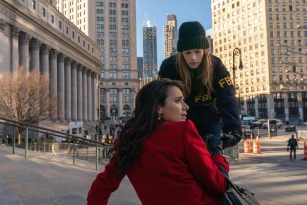 Bild 1 von 16: Mona Nazari (Yasmine Aker, l.); Special Agent Maggie Bell (Missy Peregrym, r.)