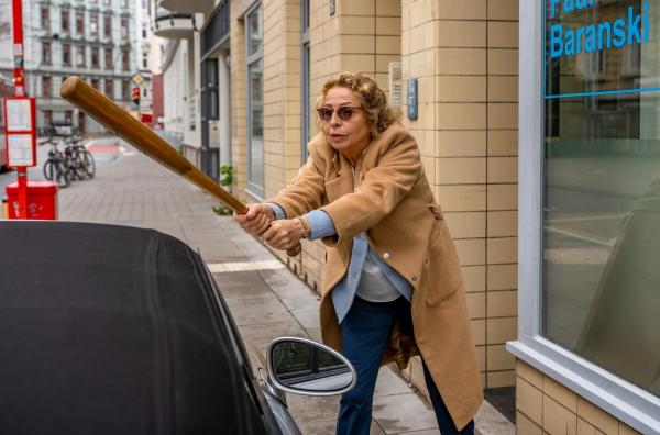 Bild 1 von 28: Im Bild: Ulla (Michaela May) rächt sich an Pauls Sportwagen.