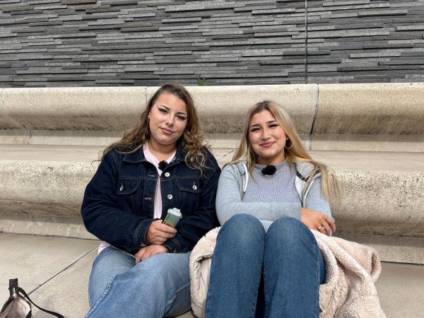 Bild 1 von 14: Die beiden 17-jährigen Schülerinnen Michelle (l.) und Kimberley (r.) konsumieren regelmäßig Vapes.