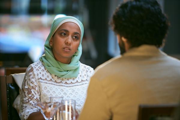 Bild 1 von 3: Ein Date mit Ahsan (Zaqi Ismail)? Amina (Anjana Vasan) ist aufgeregt - doch harmonieren sie auch abseits ihrer Fantasie?