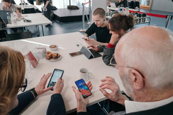 Bild 1 von 15: Die Krankenschwester und Palliativbegleiterin Sabine (2.v.r.) geht mit ihrem Mann Dieter (r.) regelmäßig in das DigitalCafe für Senioren in der Amerika Gedenkbibliothek in Berlin. Dort können sie alle digitalen Fragen zu Computer, Smartphones und Tablets stellen.