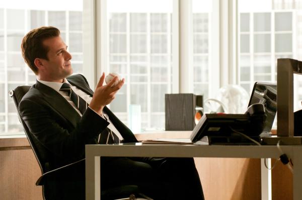 Bild 1 von 2: Harvey (Gabriel Macht) sucht nach einem Weg, dem überlegenen Travis Tanner zuvorzukommen - und zieht Mike zu Rate.