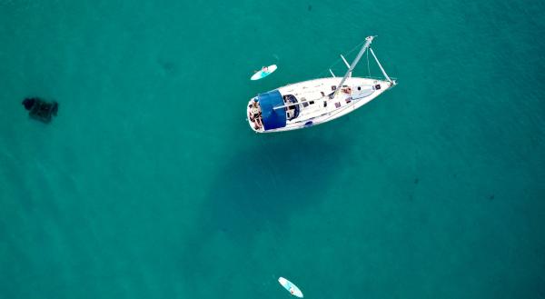 Bild 1 von 5: Ankern in einer Bucht an der Costa Smeralda.