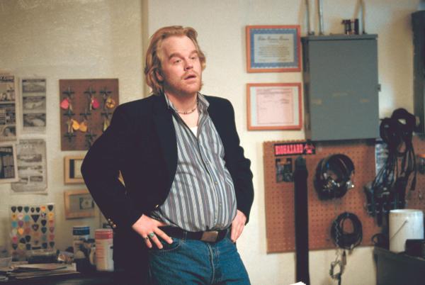 Bild 1 von 3: Barry Egan stellt sich mutig seinem Erpresser, dem skrupellosen Chef der Telefonsex-Hotline Dean Trumbell (Philip Seymour Hoffman), und zwingt ihn, von weiteren Handlungen abzusehen.