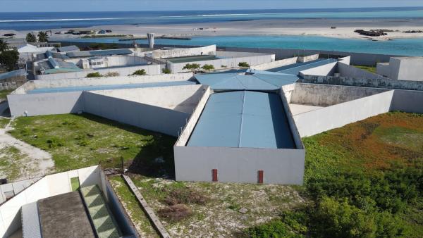 Bild 1 von 2: Die Insel Maafushi ist rund einen Kilometer lang und dreihundert Meter breit. Dort leben etwa dreitausendfünfhundert Menschen, von denen ein Drittel im Gefängnis arbeitet - oder darin eingesperrt ist.